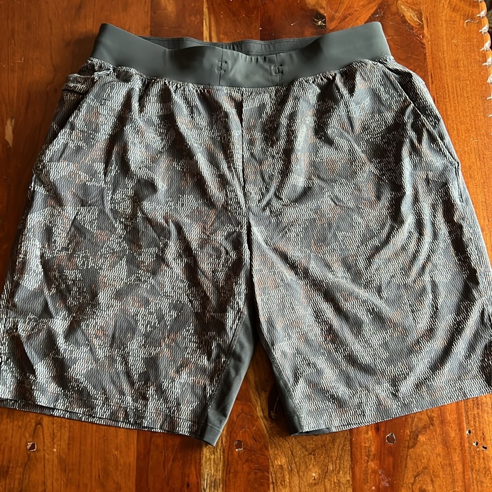 Lululemon T.H.E. Linerless Short 11" size medium grays